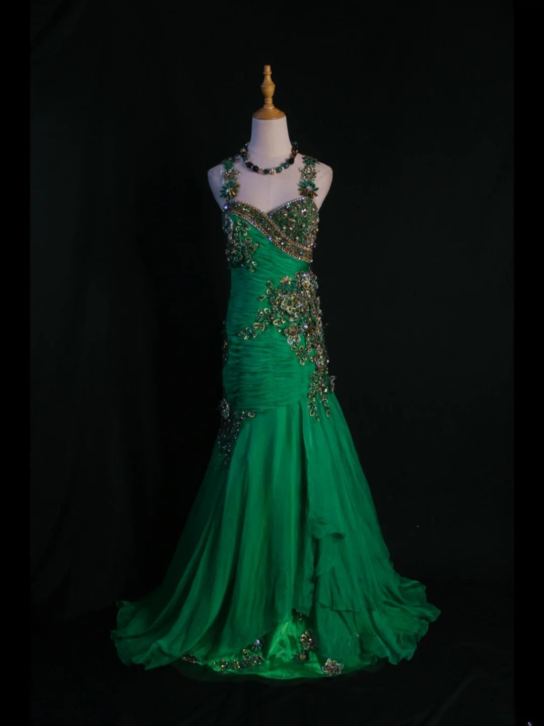 Vintage Meerjungfrauen-Kleid aus grünem Chiffon im Stil der 1950er Jahre mit plissiertem, gerüschtem und perlenbesetztem Oberteil – langes Ballkleid, Inspiration für Geburtstagsoutfits, formelles Abendkleid AS417