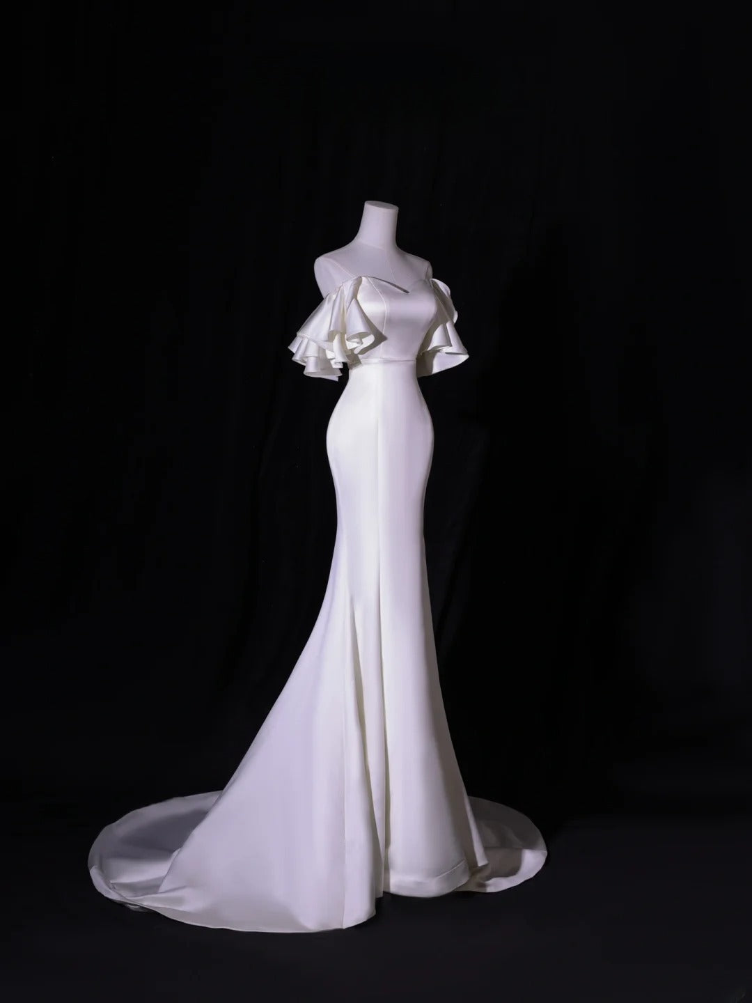 Robe de mariée longue et simple, coupe sirène, épaules dénudées, manches courtes, style satin soyeux, blanche, cintrée, AS417