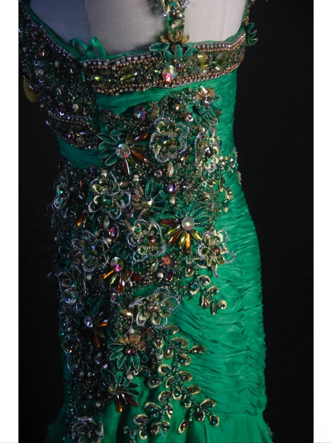Vintage Meerjungfrauen-Kleid aus grünem Chiffon im Stil der 1950er Jahre mit plissiertem, gerüschtem und perlenbesetztem Oberteil – langes Ballkleid, Inspiration für Geburtstagsoutfits, formelles Abendkleid AS417