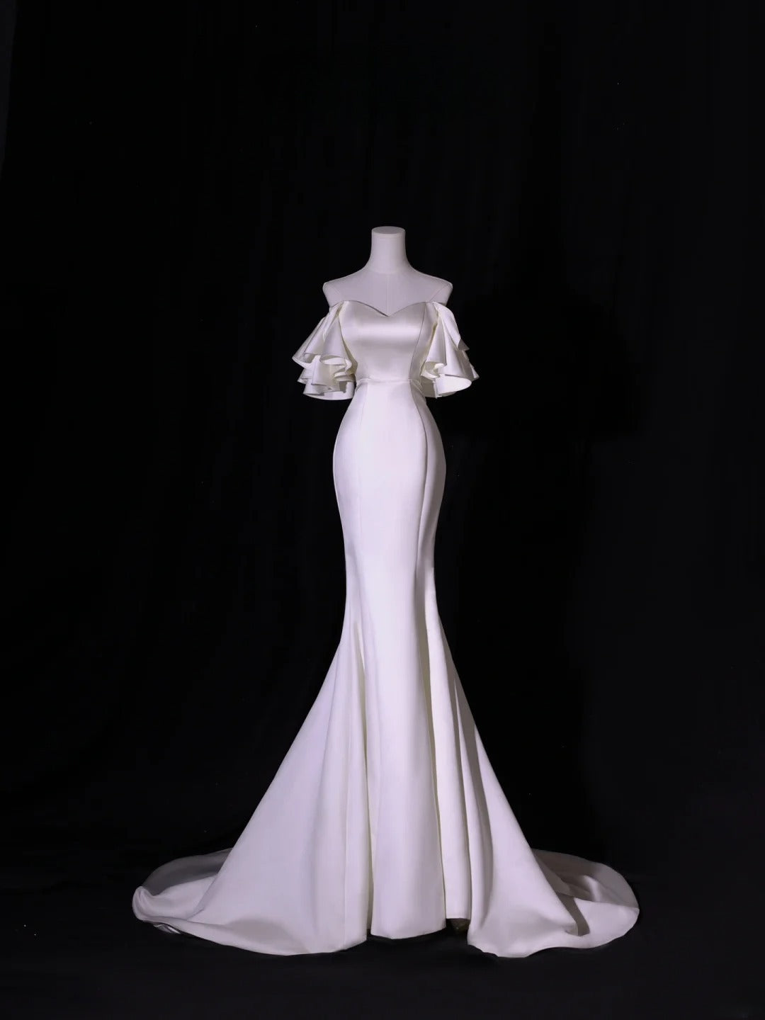 Robe de mariée longue et simple, coupe sirène, épaules dénudées, manches courtes, style satin soyeux, blanche, cintrée, AS417