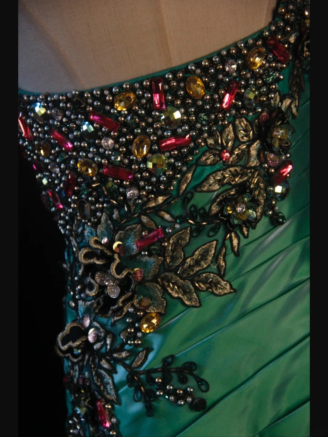 Robe de bal longue sirène rétro années 50, asymétrique, en satin vert foncé ornée de perles. Inspiration pour une tenue de 22 ans ou une robe de soirée (AS421).