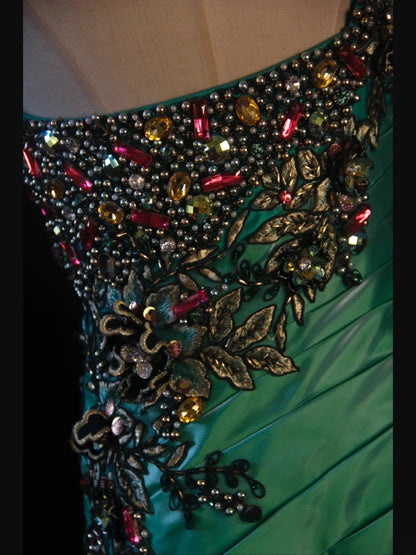 Robe de bal longue sirène rétro années 50, asymétrique, en satin vert foncé ornée de perles. Inspiration pour une tenue de 22 ans ou une robe de soirée (AS421).