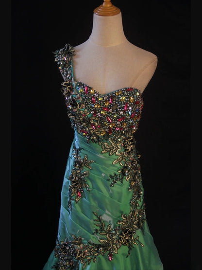 Robe de bal longue sirène rétro années 50, asymétrique, en satin vert foncé ornée de perles. Inspiration pour une tenue de 22 ans ou une robe de soirée (AS421).