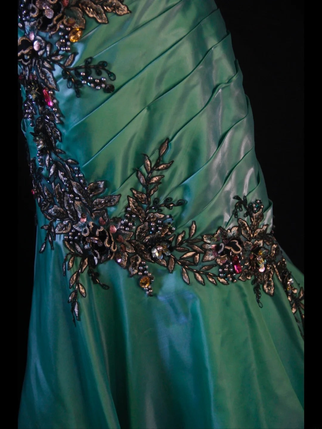 Robe de bal longue sirène rétro années 50, asymétrique, en satin vert foncé ornée de perles. Inspiration pour une tenue de 22 ans ou une robe de soirée (AS421).