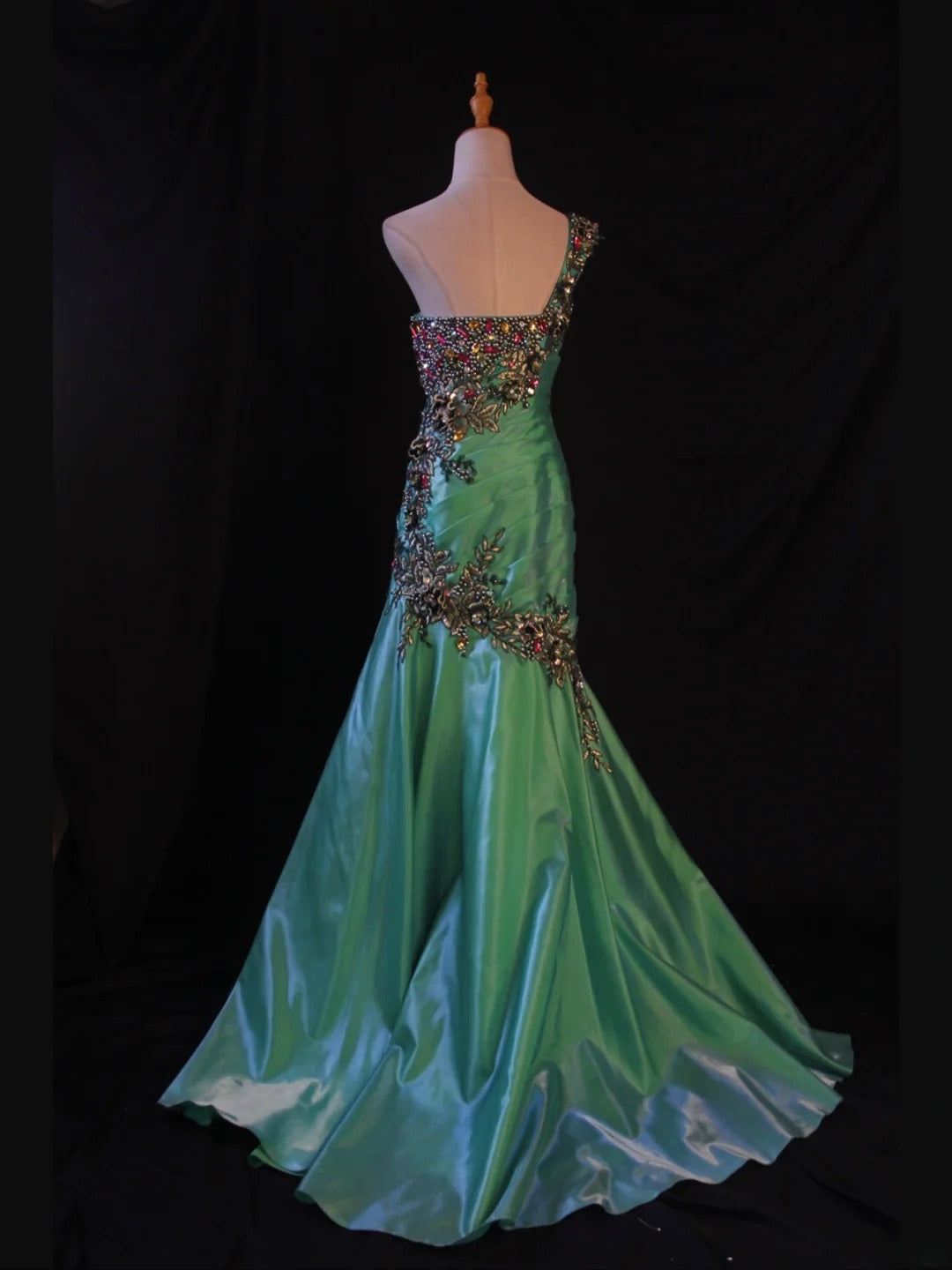 Robe de bal longue sirène rétro années 50, asymétrique, en satin vert foncé ornée de perles. Inspiration pour une tenue de 22 ans ou une robe de soirée (AS421).