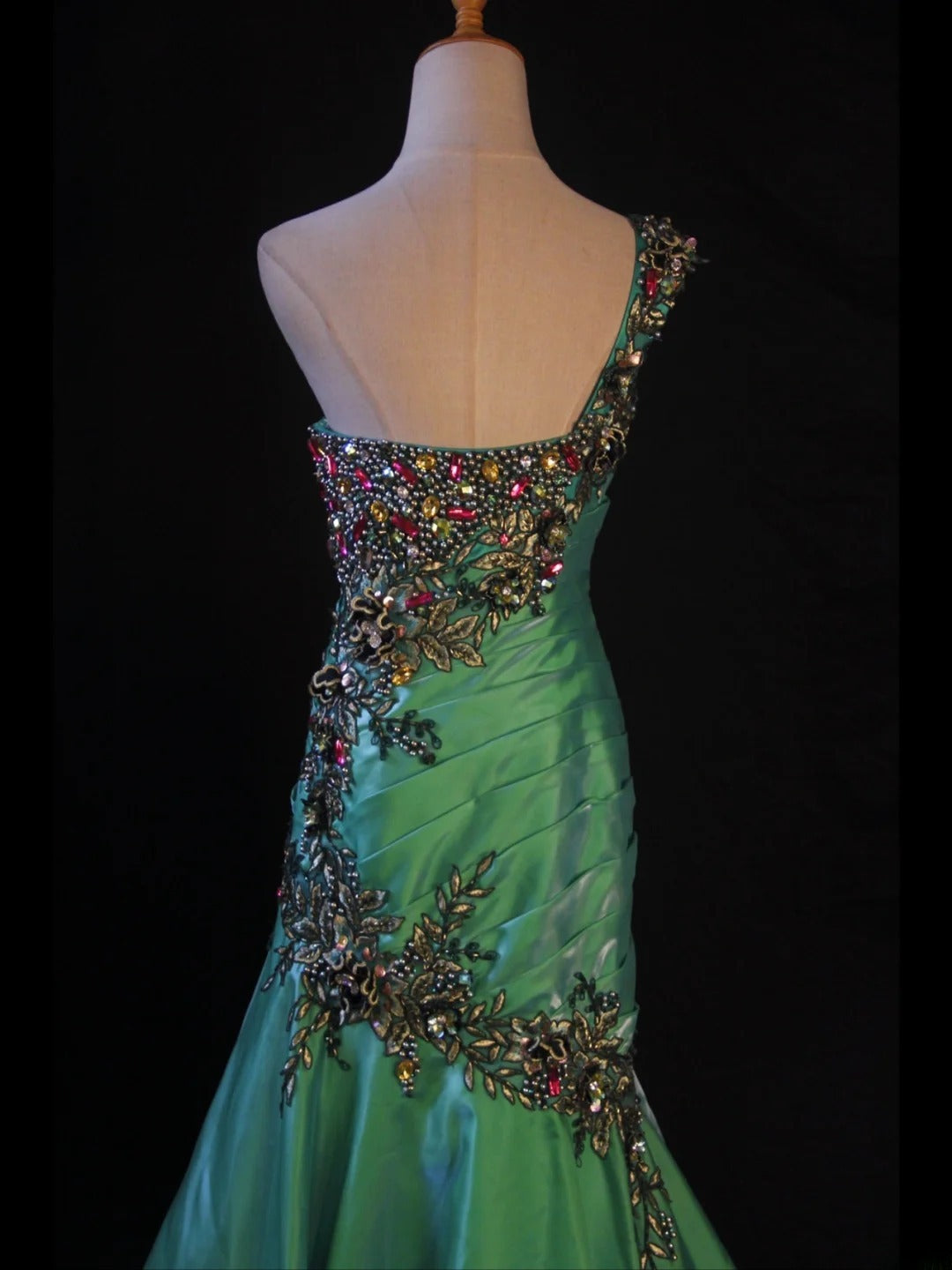 Robe de bal longue sirène rétro années 50, asymétrique, en satin vert foncé ornée de perles. Inspiration pour une tenue de 22 ans ou une robe de soirée (AS421).