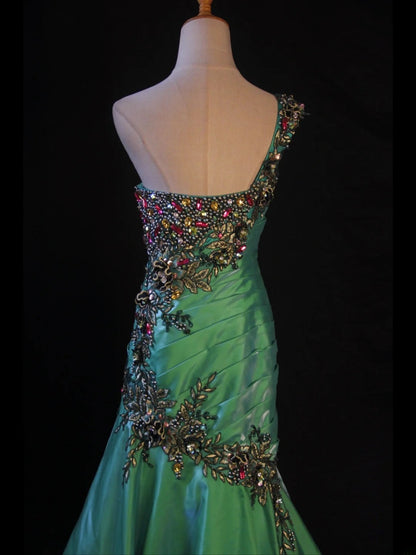 Robe de bal longue sirène rétro années 50, asymétrique, en satin vert foncé ornée de perles. Inspiration pour une tenue de 22 ans ou une robe de soirée (AS421).
