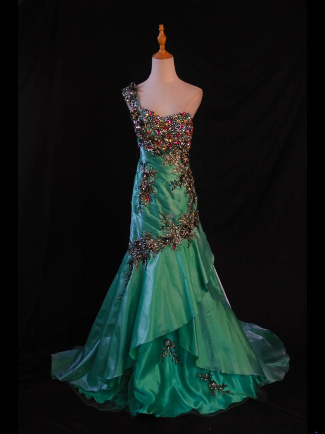Robe de bal longue sirène rétro années 50, asymétrique, en satin vert foncé ornée de perles. Inspiration pour une tenue de 22 ans ou une robe de soirée (AS421).