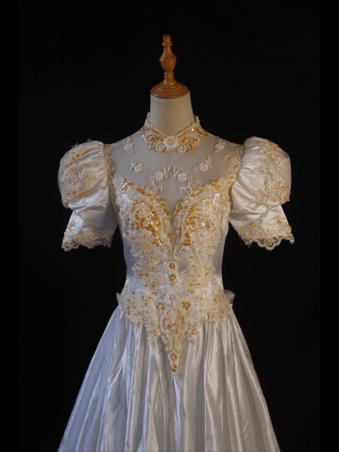 Robe de mariée élégante vintage en satin à col montant et manches, avec traîne, pour femme (AS422)