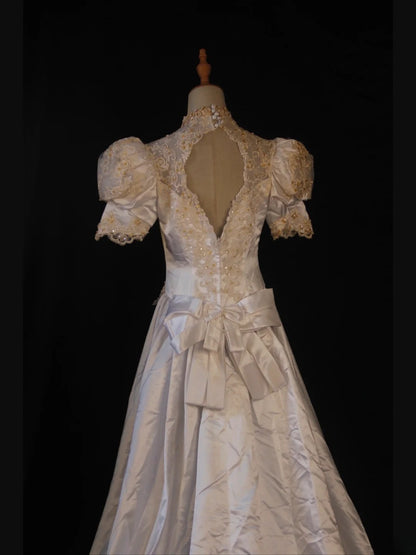 Robe de mariée élégante vintage en satin à col montant et manches, avec traîne, pour femme (AS422)