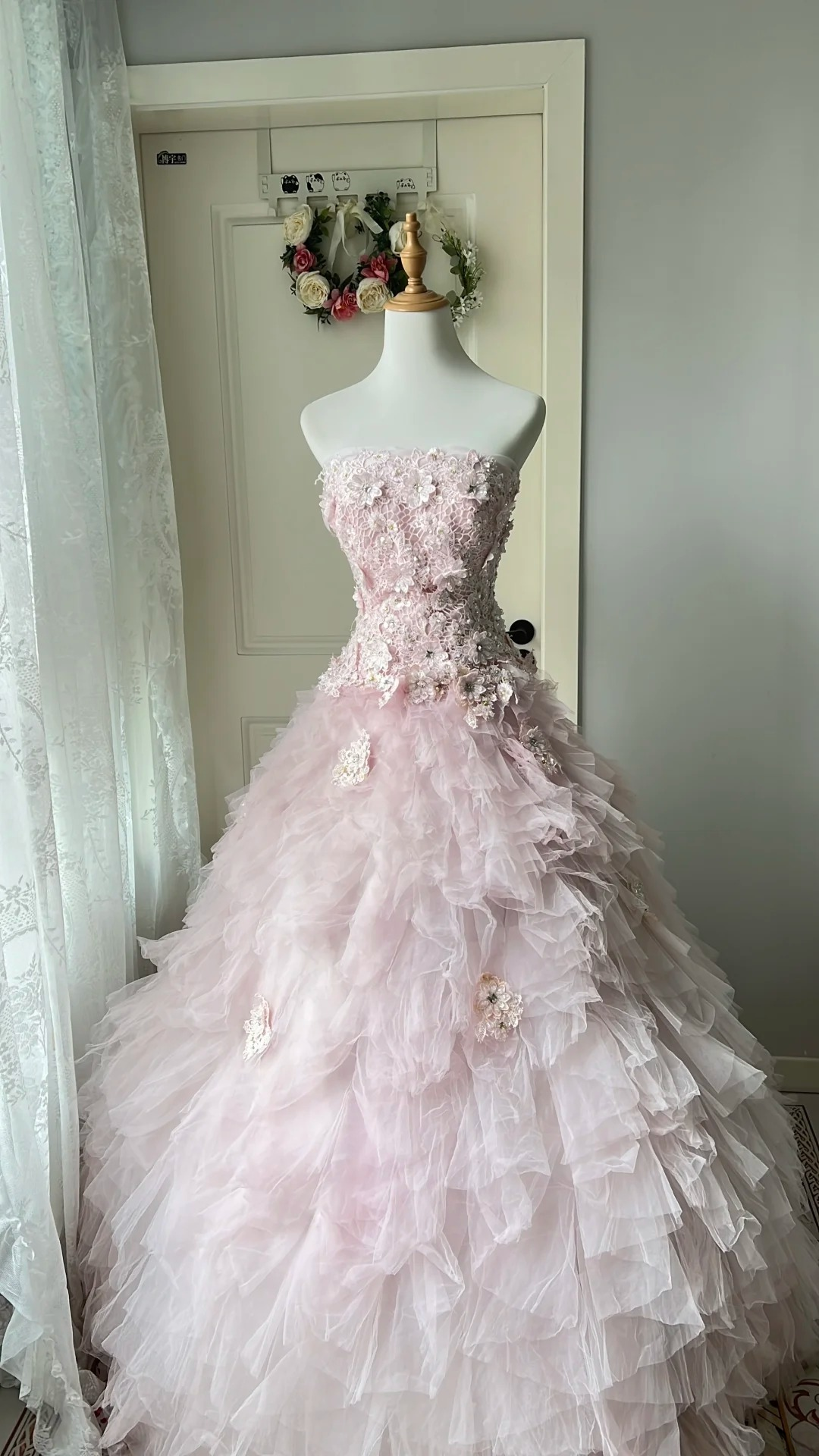 Kleider für die Sweet 16, Ballkleid, trägerlos, Rosa mit gestuften Lagen, Spitzenballkleid, Kleider zum 16. Geburtstag RC0743
