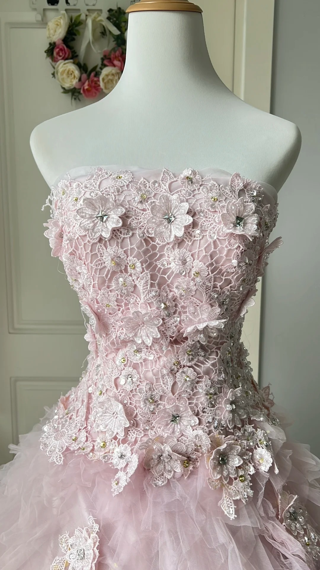 Kleider für die Sweet 16, Ballkleid, trägerlos, Rosa mit gestuften Lagen, Spitzenballkleid, Kleider zum 16. Geburtstag RC0743
