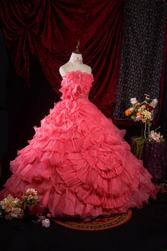 Niedliches, trägerloses, rosa Ballkleid für die Quinceañera mit Stufenrock für die Sweet 15 Feier, Vestido De 15 Años RB8611