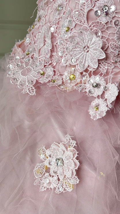 Kleider für die Sweet 16, Ballkleid, trägerlos, Rosa mit gestuften Lagen, Spitzenballkleid, Kleider zum 16. Geburtstag RC0743