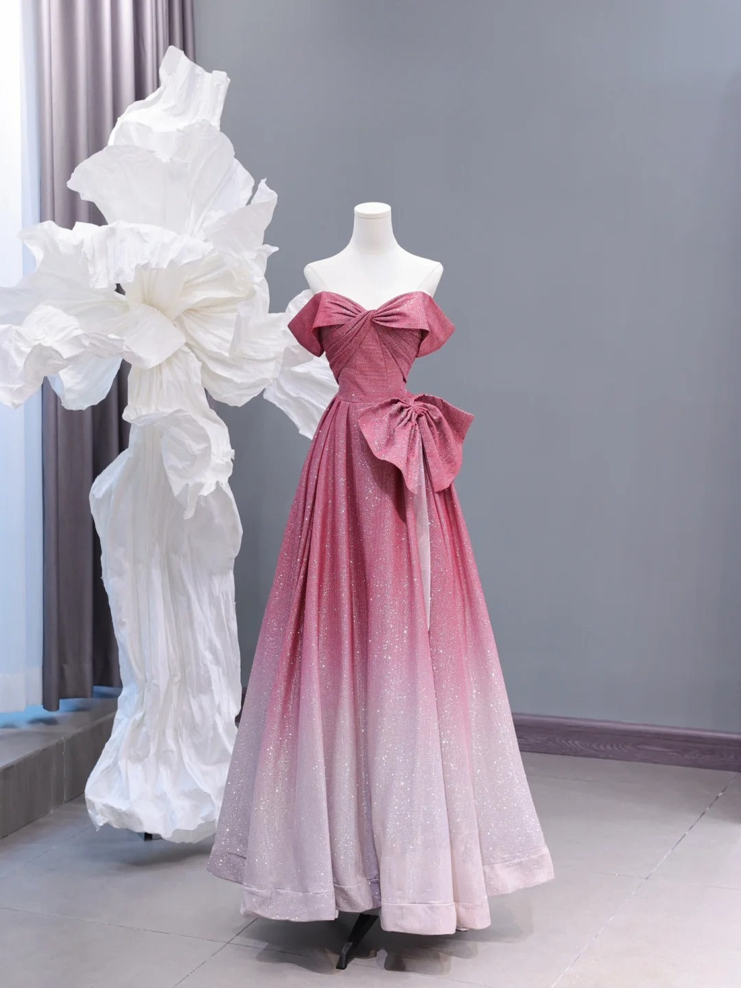 Elegantes, schulterfreies, langes Paillettenkleid in A-Linie, rosa-weißem Ombré-Stil, perfekt für Abschlussball, festliche Abendveranstaltungen und Dinnerpartys (Modell AS424).