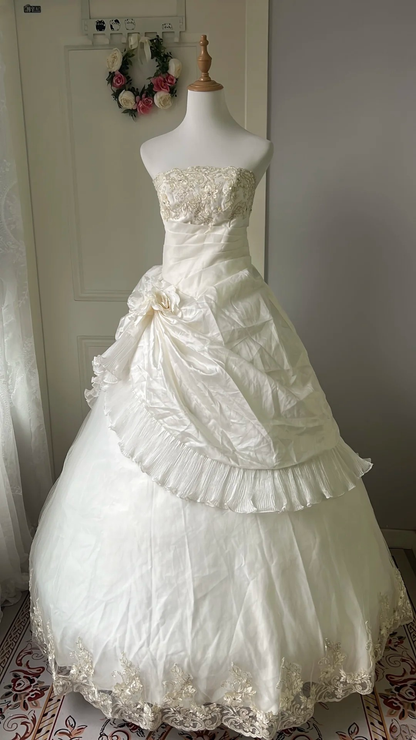 Quinceañera-Kleid zum 15. Geburtstag, trägerloses Ballkleid in Weiß mit Spitzenlagen, langes Outfit zum 16. Geburtstag RC0744