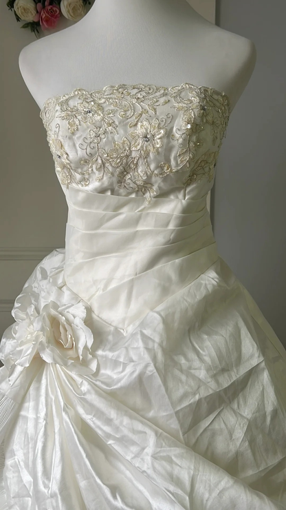 Quinceañera-Kleid zum 15. Geburtstag, trägerloses Ballkleid in Weiß mit Spitzenlagen, langes Outfit zum 16. Geburtstag RC0744