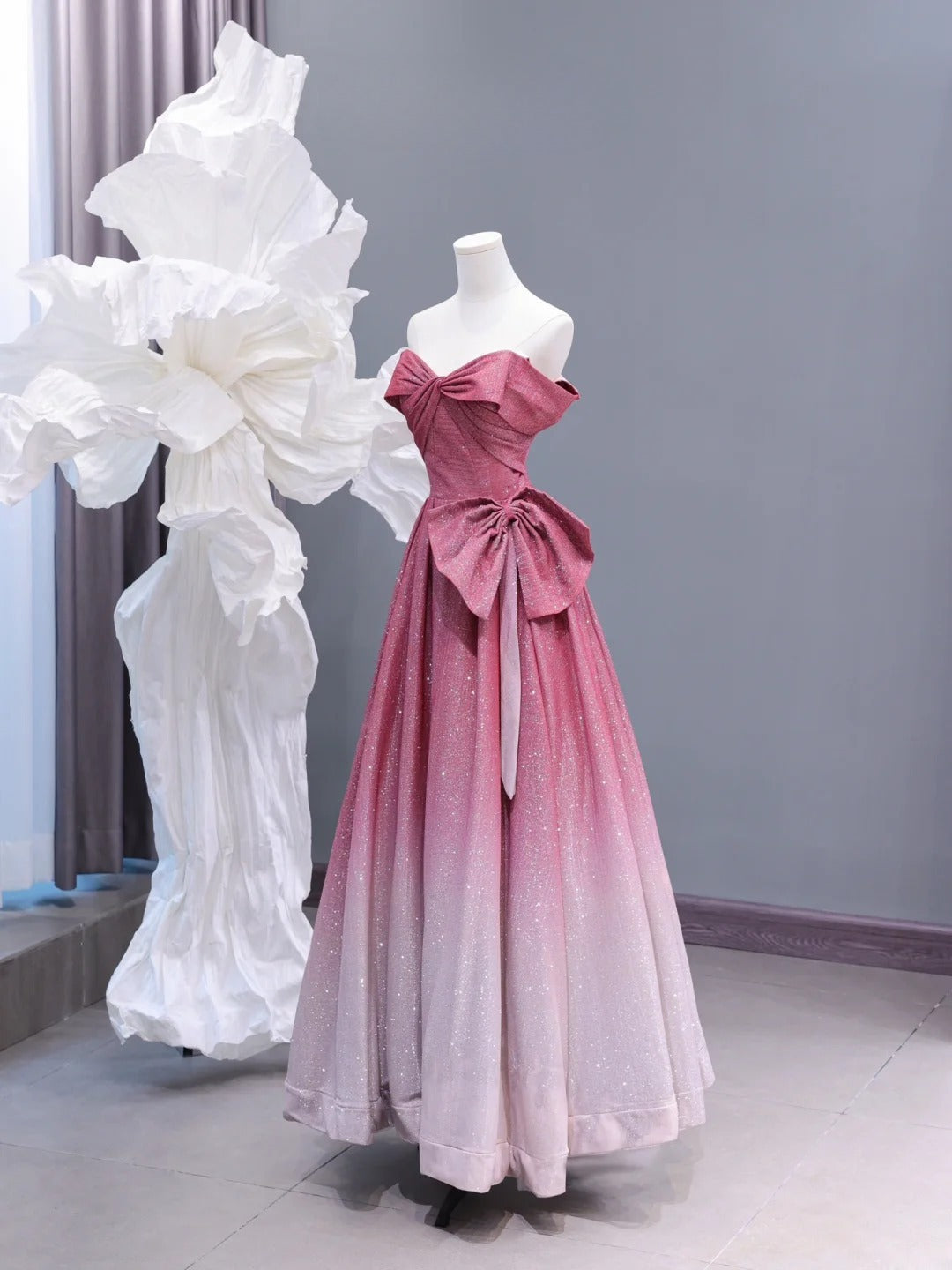 Elegantes, schulterfreies, langes Paillettenkleid in A-Linie, rosa-weißem Ombré-Stil, perfekt für Abschlussball, festliche Abendveranstaltungen und Dinnerpartys (Modell AS424).