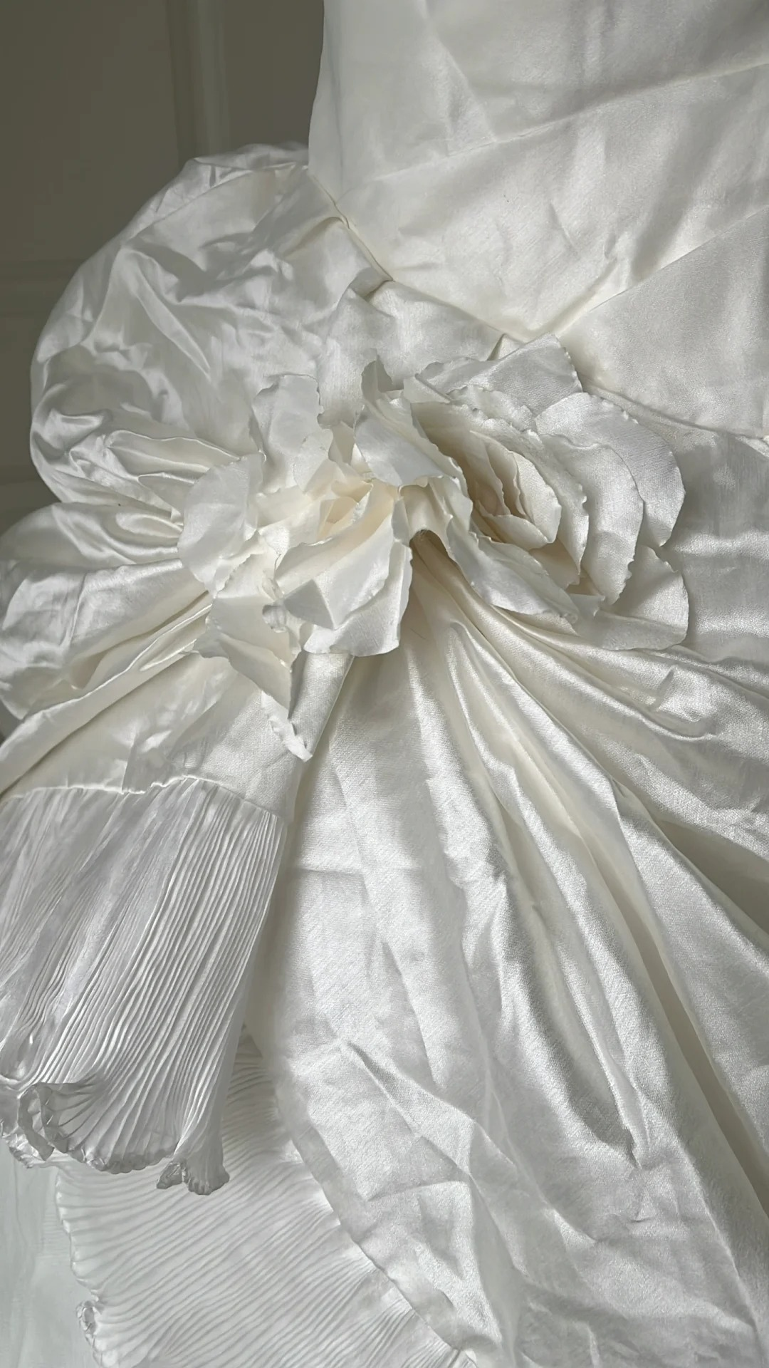 Quinceañera-Kleid zum 15. Geburtstag, trägerloses Ballkleid in Weiß mit Spitzenlagen, langes Outfit zum 16. Geburtstag RC0744