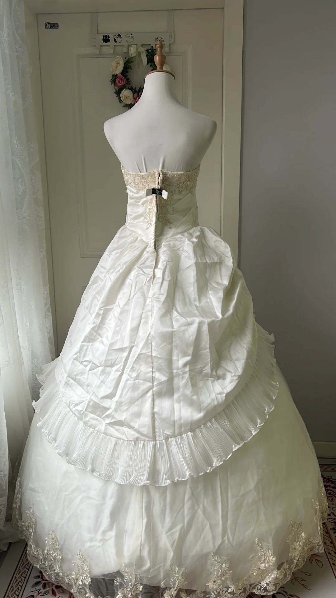 Quinceañera-Kleid zum 15. Geburtstag, trägerloses Ballkleid in Weiß mit Spitzenlagen, langes Outfit zum 16. Geburtstag RC0744