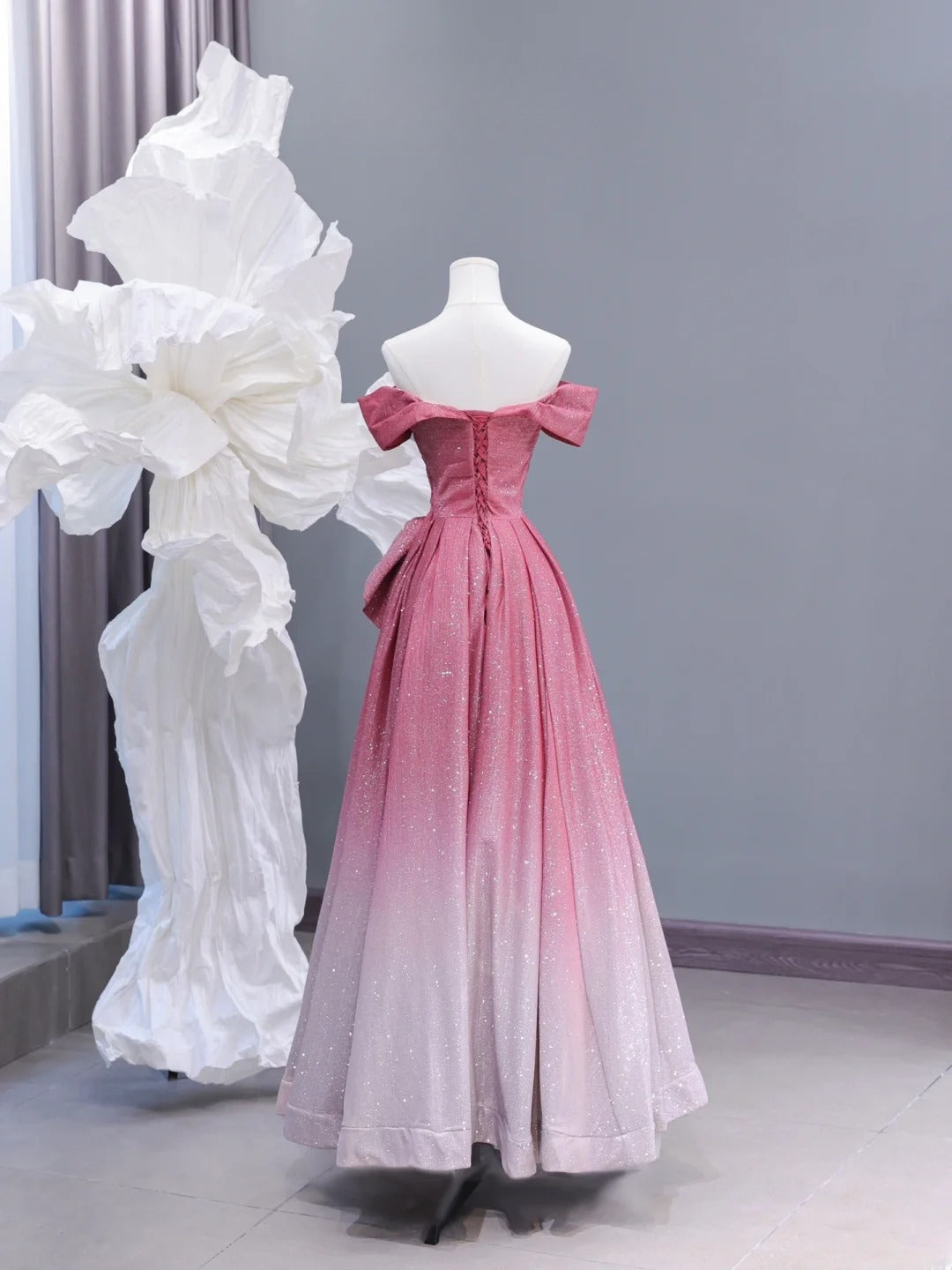 Elegantes, schulterfreies, langes Paillettenkleid in A-Linie, rosa-weißem Ombré-Stil, perfekt für Abschlussball, festliche Abendveranstaltungen und Dinnerpartys (Modell AS424).
