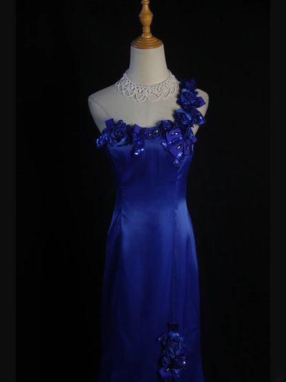 Retro-Meerjungfrauenkleid im Stil der 1950er Jahre: Königsblaues Satinkleid mit Blumenmuster, asymmetrischem Rock, Schlitz und One-Shoulder-Ausschnitt – Inspiration für den 22. Geburtstag – Abendkleid AS425