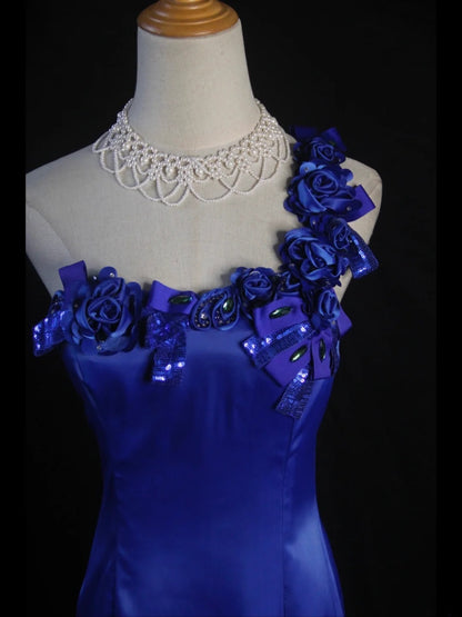 Retro-Meerjungfrauenkleid im Stil der 1950er Jahre: Königsblaues Satinkleid mit Blumenmuster, asymmetrischem Rock, Schlitz und One-Shoulder-Ausschnitt – Inspiration für den 22. Geburtstag – Abendkleid AS425