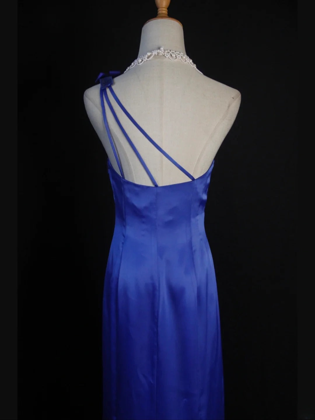 Retro-Meerjungfrauenkleid im Stil der 1950er Jahre: Königsblaues Satinkleid mit Blumenmuster, asymmetrischem Rock, Schlitz und One-Shoulder-Ausschnitt – Inspiration für den 22. Geburtstag – Abendkleid AS425