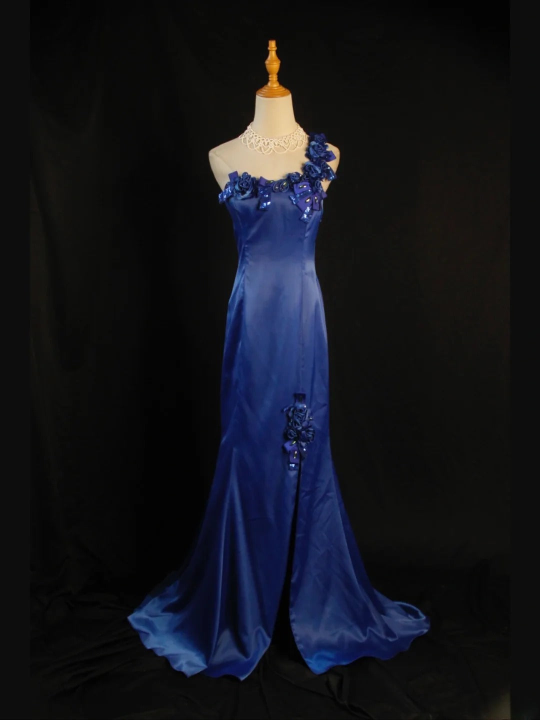 Retro-Meerjungfrauenkleid im Stil der 1950er Jahre: Königsblaues Satinkleid mit Blumenmuster, asymmetrischem Rock, Schlitz und One-Shoulder-Ausschnitt – Inspiration für den 22. Geburtstag – Abendkleid AS425