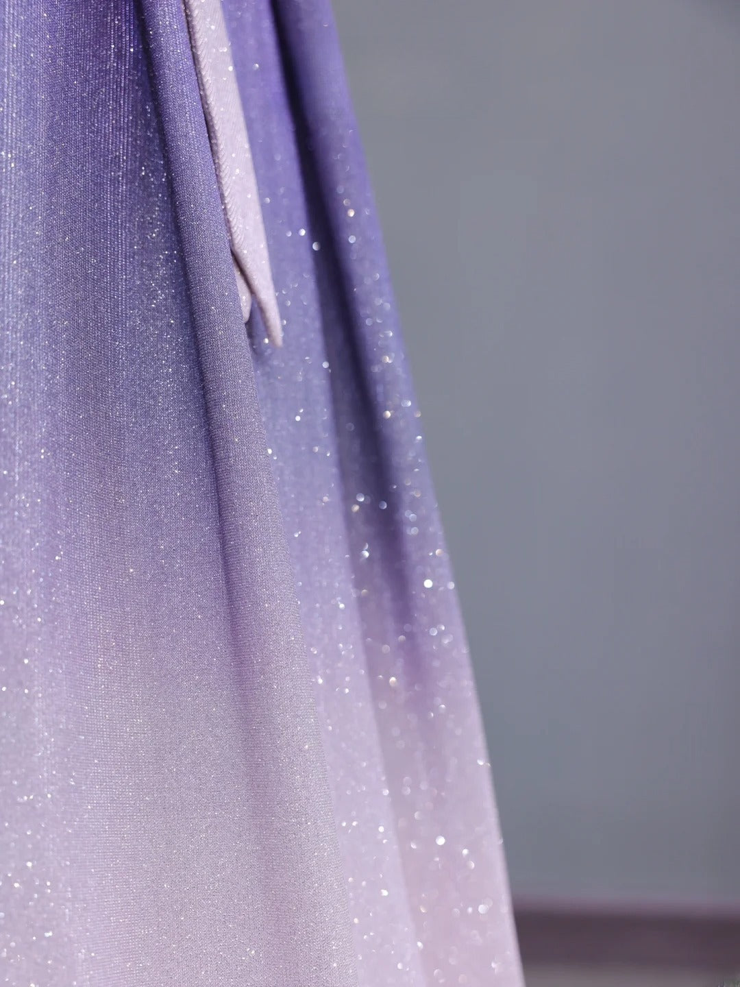 Elegantes, schulterfreies, langes Paillettenkleid in Fliederrosa mit Ombré-Effekt für Abschlussball, festliche Abendgarderobe und Dinnerpartys AS428