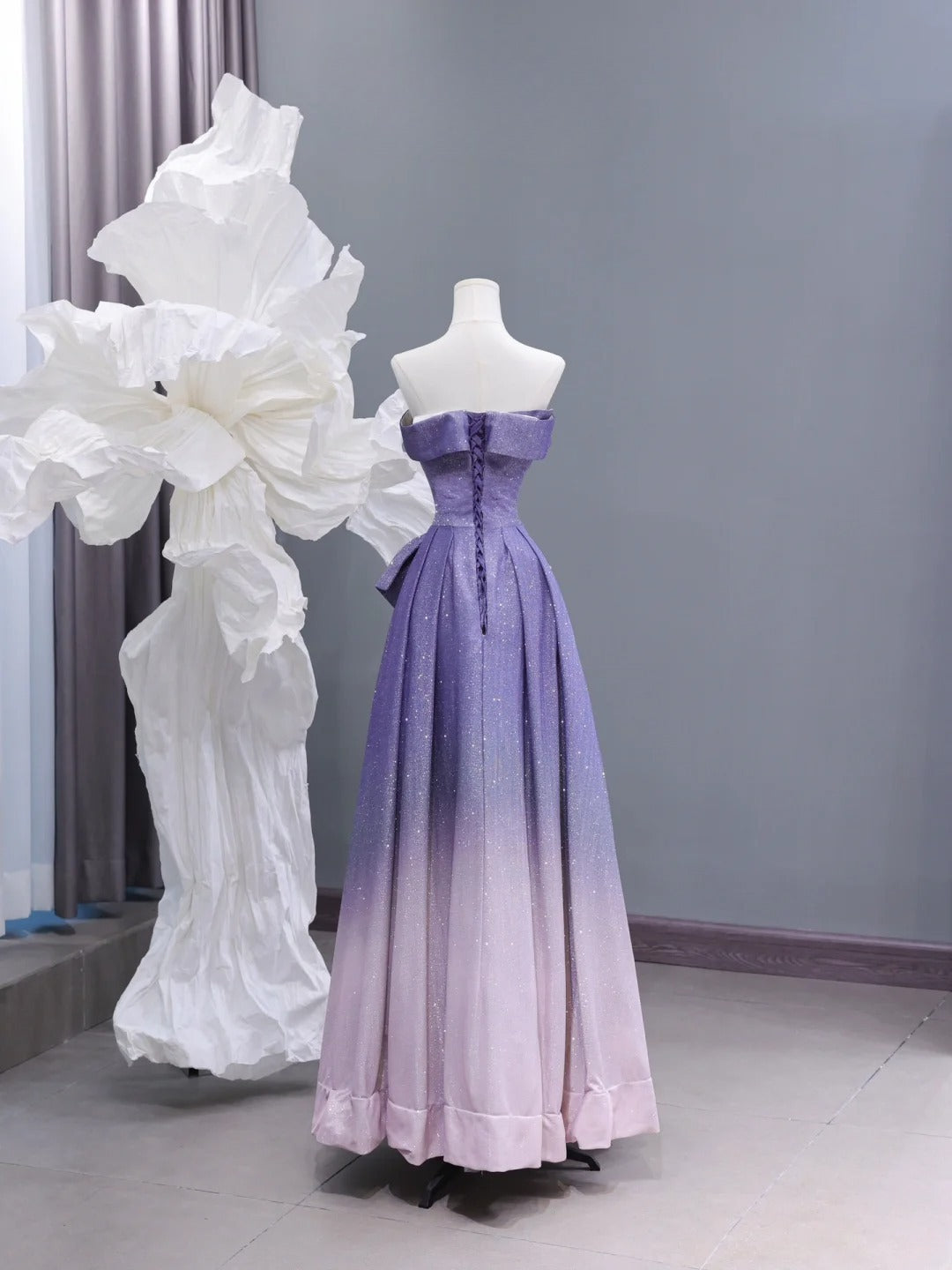 Elegantes, schulterfreies, langes Paillettenkleid in Fliederrosa mit Ombré-Effekt für Abschlussball, festliche Abendgarderobe und Dinnerpartys AS428