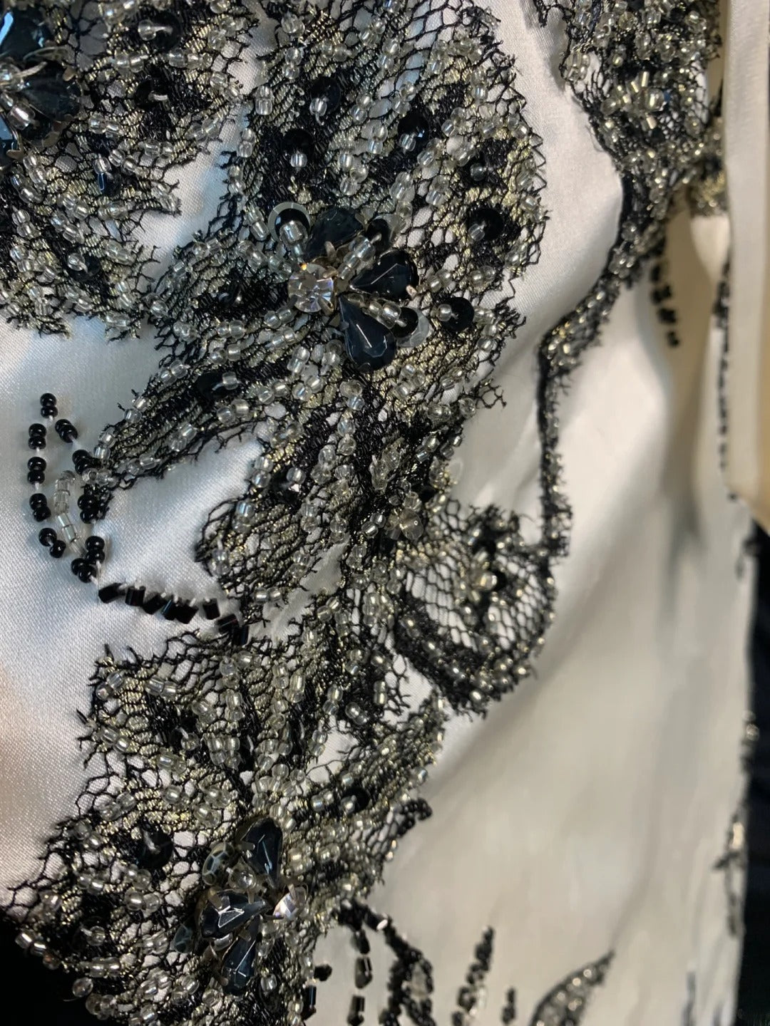 Vintage A-Linien-Halterkleid aus schwarzer Spitze mit Perlen und weißem kurzem Oberteil, ideal für den 18. Geburtstag, Homecoming oder als Cocktailkleid (AS430)