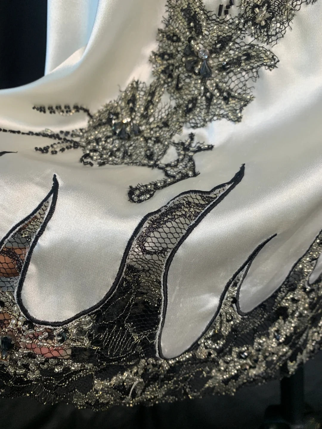 Vintage A-Linien-Halterkleid aus schwarzer Spitze mit Perlen und weißem kurzem Oberteil, ideal für den 18. Geburtstag, Homecoming oder als Cocktailkleid (AS430)