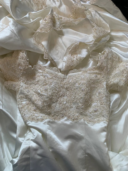 Retro-Brautkleider im Stil der 1950er Jahre: Ballkleid mit V-Ausschnitt, kurzen Perlenärmeln und Spitze, auch in kleinen/großen Größen erhältlich, für Sommerhochzeiten (Modell AS433).