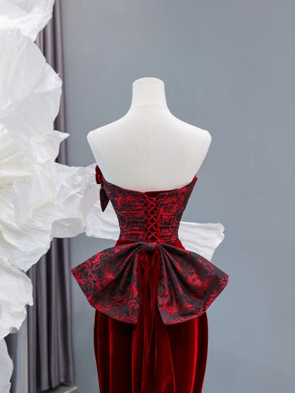 Elegantes, burgunderrotes Samt-Abendkleid mit herzförmigem Ausschnitt – perfekt für festliche Anlässe und Dinnerpartys (Modell AS433)