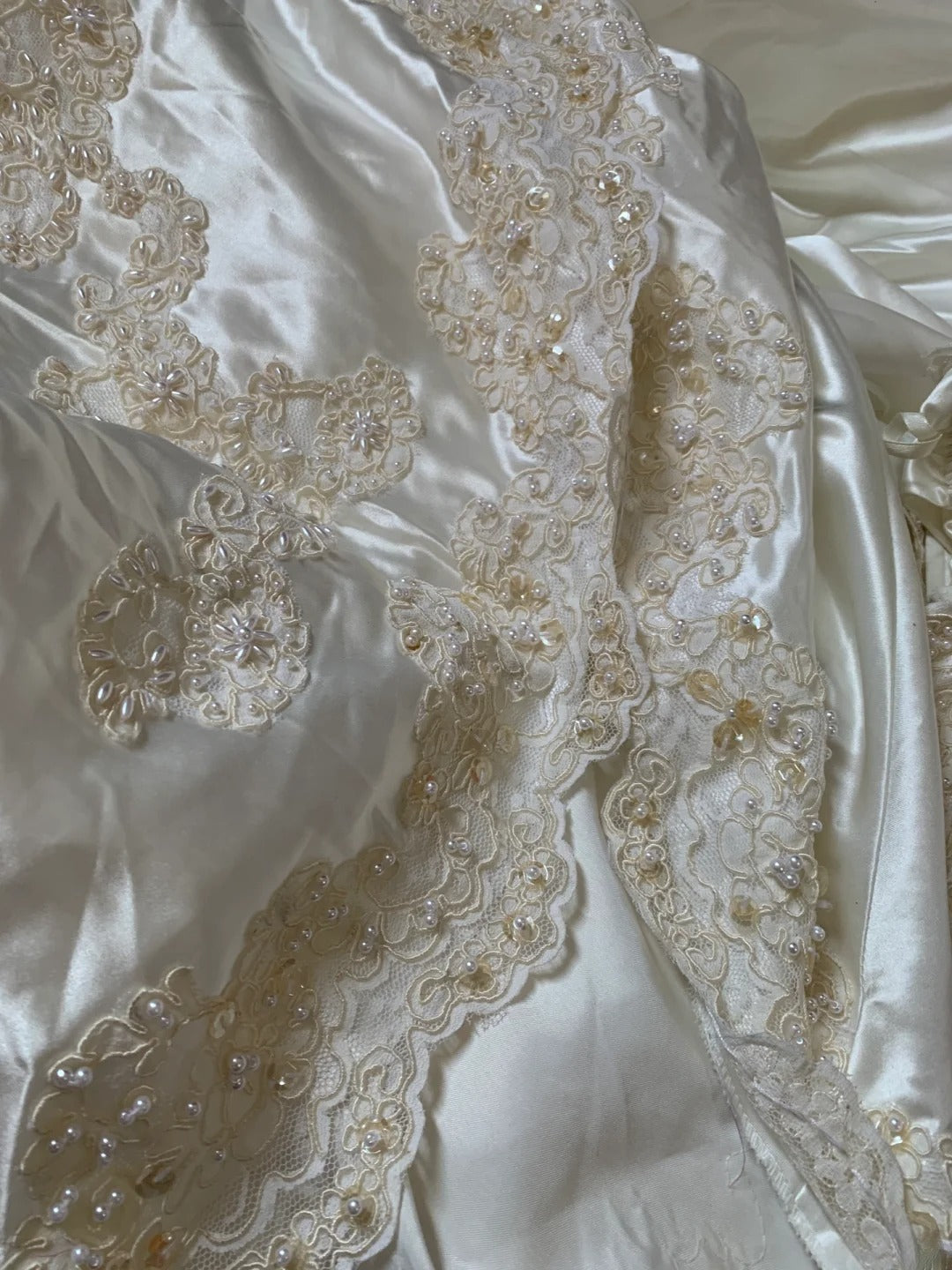 Retro-Brautkleider im Stil der 1950er Jahre: Ballkleid mit V-Ausschnitt, kurzen Perlenärmeln und Spitze, auch in kleinen/großen Größen erhältlich, für Sommerhochzeiten (Modell AS433).