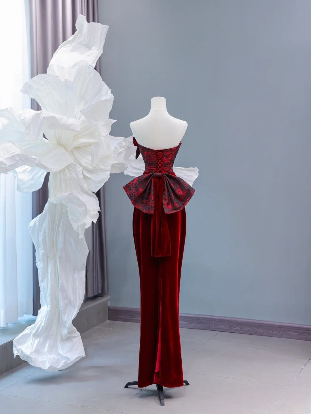 Elegantes, burgunderrotes Samt-Abendkleid mit herzförmigem Ausschnitt – perfekt für festliche Anlässe und Dinnerpartys (Modell AS433)