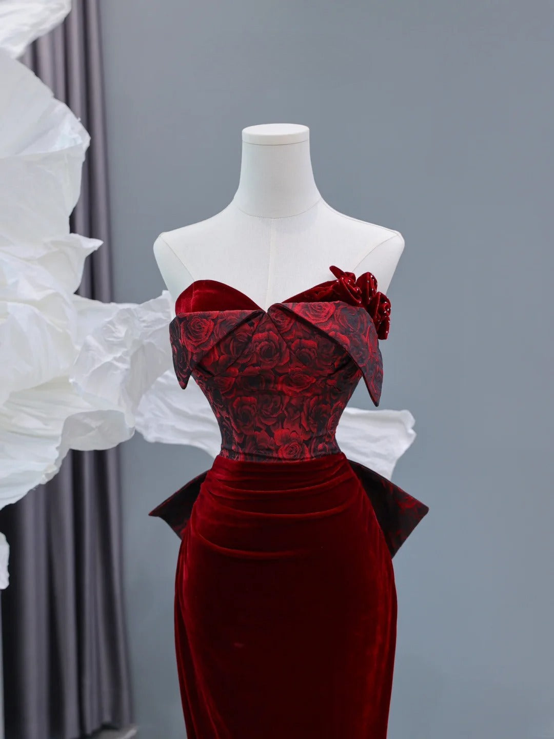 Elegantes, burgunderrotes Samt-Abendkleid mit herzförmigem Ausschnitt – perfekt für festliche Anlässe und Dinnerpartys (Modell AS433)