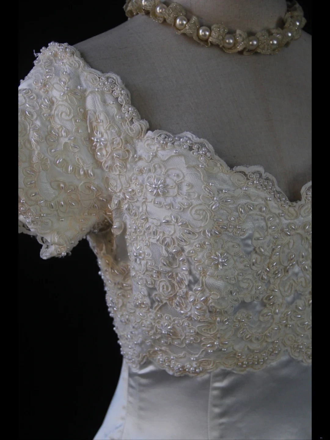 Retro-Brautkleider im Stil der 1950er Jahre: Ballkleid mit V-Ausschnitt, kurzen Perlenärmeln und Spitze, auch in kleinen/großen Größen erhältlich, für Sommerhochzeiten (Modell AS433).