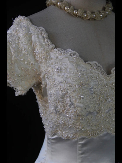 Retro-Brautkleider im Stil der 1950er Jahre: Ballkleid mit V-Ausschnitt, kurzen Perlenärmeln und Spitze, auch in kleinen/großen Größen erhältlich, für Sommerhochzeiten (Modell AS433).