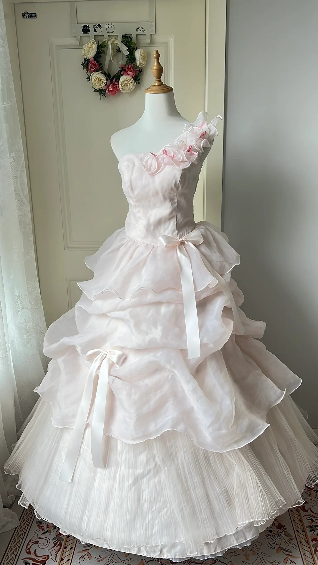 Elegantes Ballkleid für den Abschlussball, einseitige Schulterpartie, Hellrosa mit gestuften Lagen, langes Outfit für Abschlussfeiern RC0756