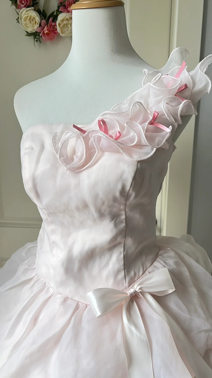 Elegantes Ballkleid für den Abschlussball, einseitige Schulterpartie, Hellrosa mit gestuften Lagen, langes Outfit für Abschlussfeiern RC0756