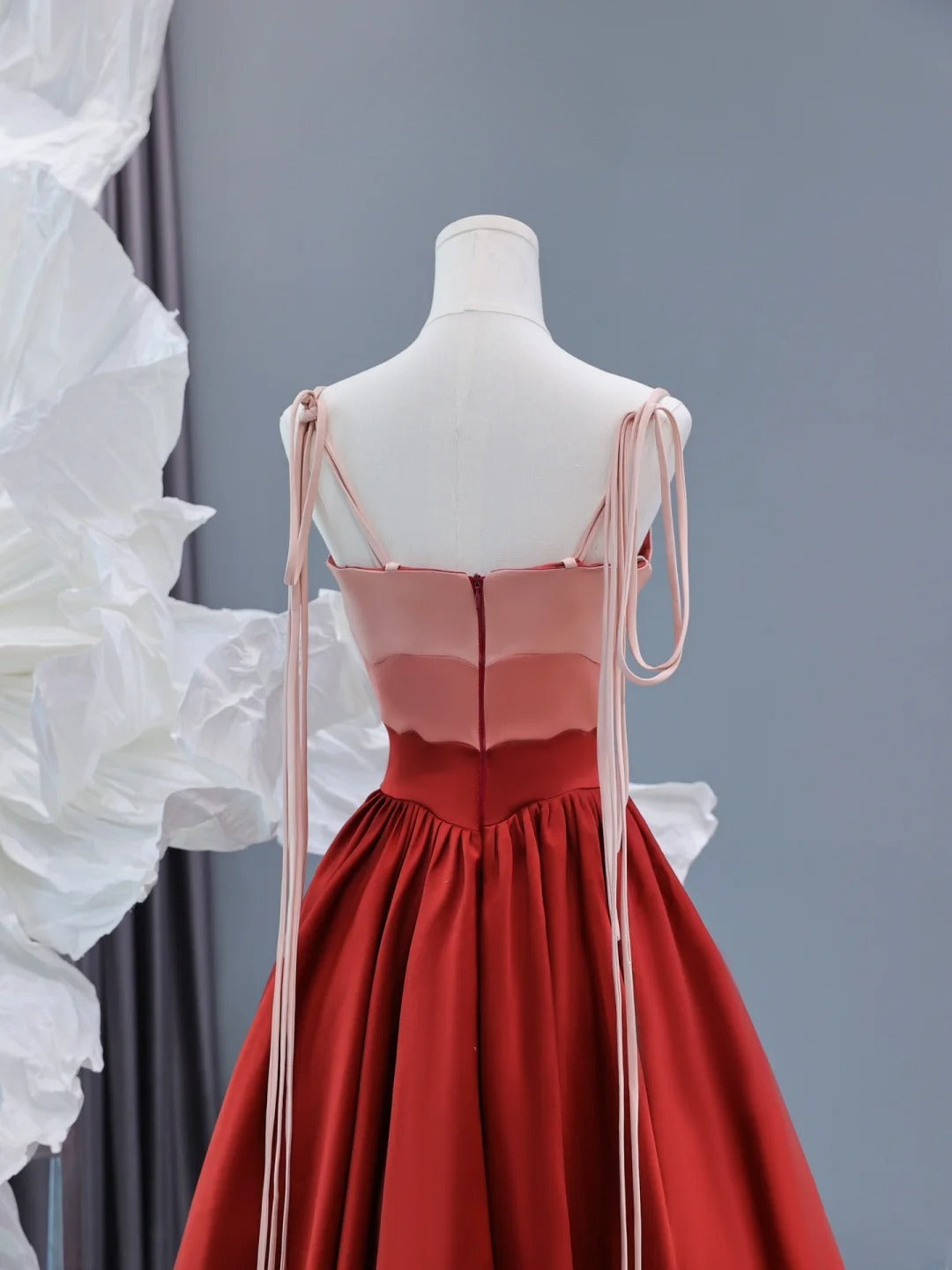 Elegantes, schlichtes A-Linien-Abendkleid mit Spaghettiträgern in Burgunderrot – ein beeindruckendes, langes Abendkleid aus Satin für Teenager und Gymnasien (AS438).