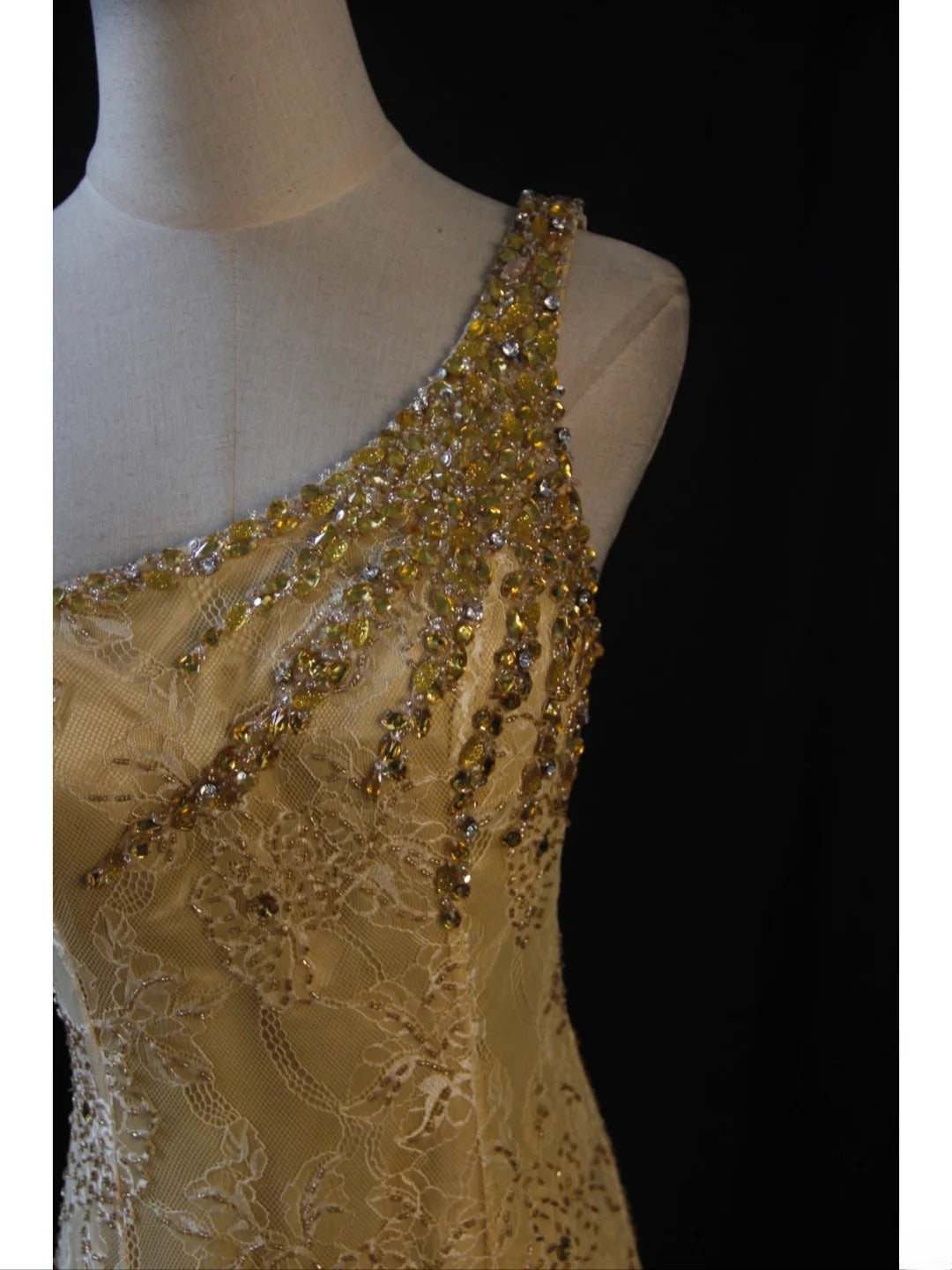 Retro-Meerjungfrauenkleid aus gelbem Chiffon im Stil der 1950er-Jahre mit goldener Perlenspitze, One-Shoulder-Schnitt und Meerjungfrauen-Schnitt – Inspiration für das Outfit zum 22. Geburtstag – formelles Kleid AS440