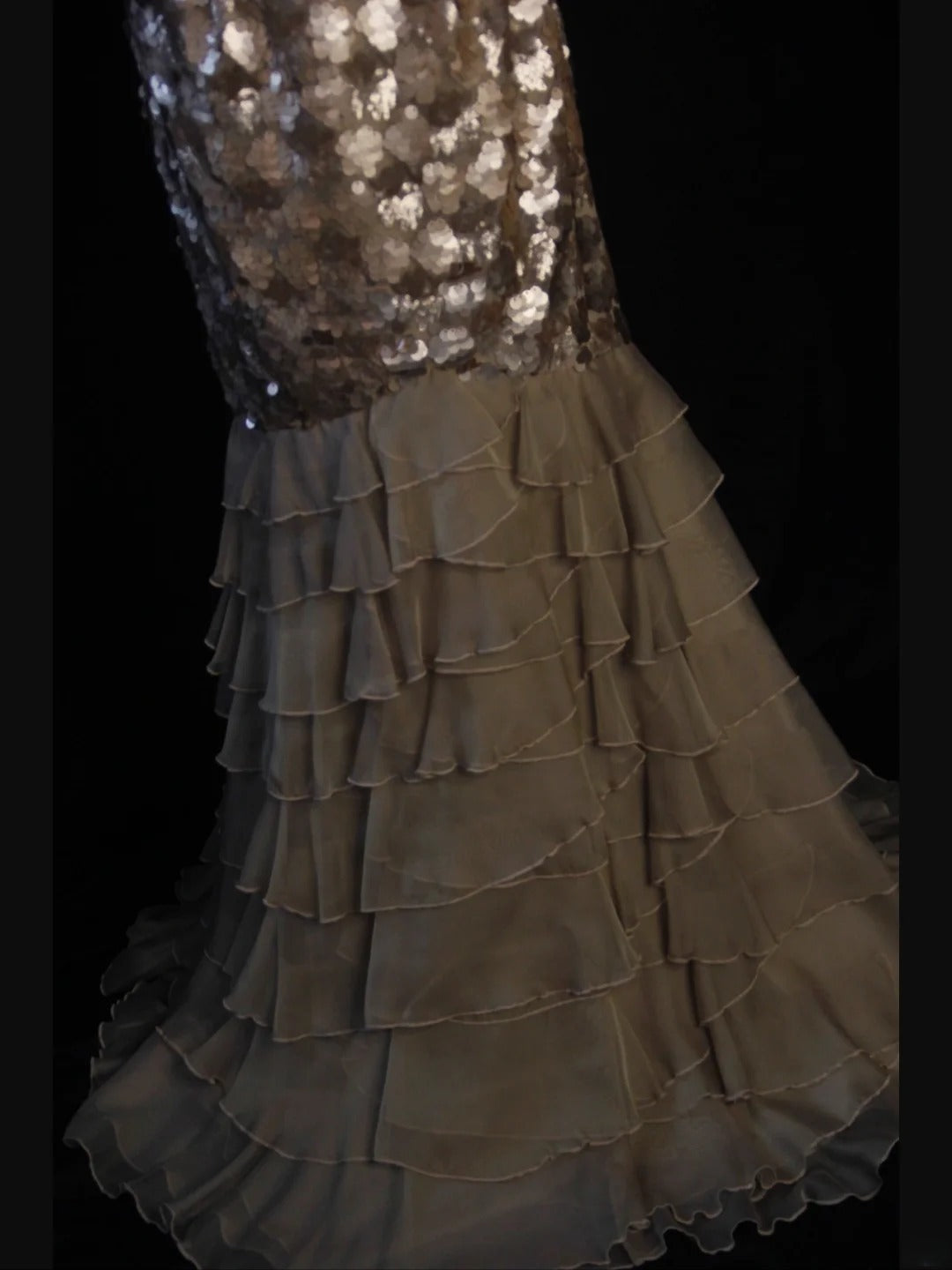 Vintage Meerjungfrauen-Kleid mit Pailletten im Stil der 1950er Jahre, Rüschenoberteil und mehrlagigem Oberteil – Inspiration für ein langes Ballkleid zum 18. Geburtstag (AS442)