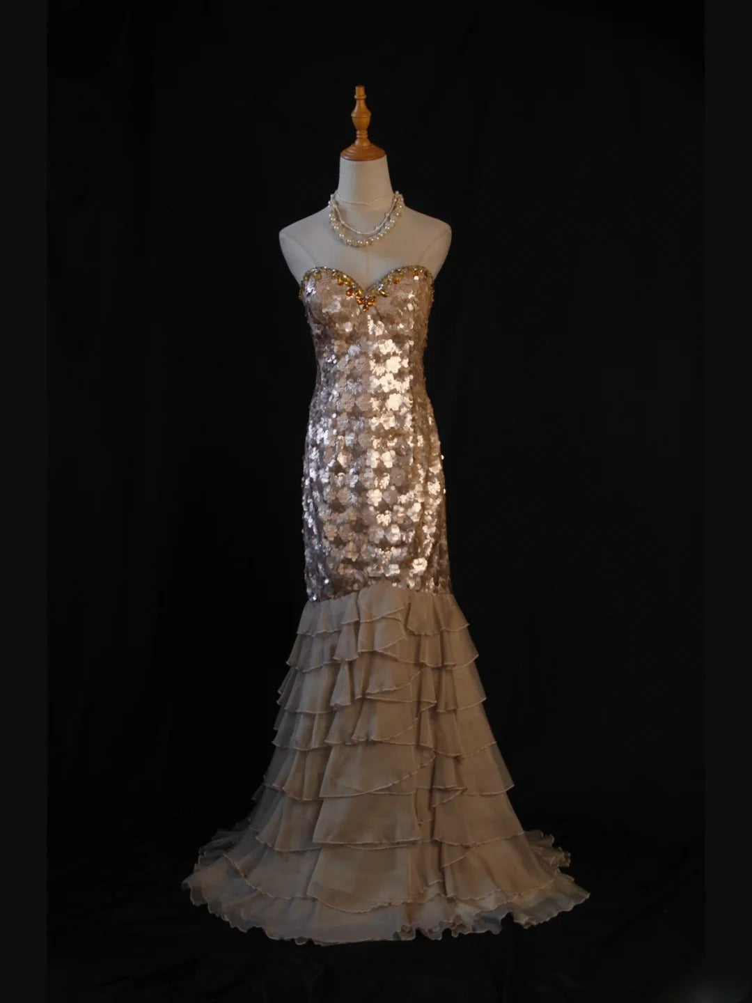 Vintage Meerjungfrauen-Kleid mit Pailletten im Stil der 1950er Jahre, Rüschenoberteil und mehrlagigem Oberteil – Inspiration für ein langes Ballkleid zum 18. Geburtstag (AS442)