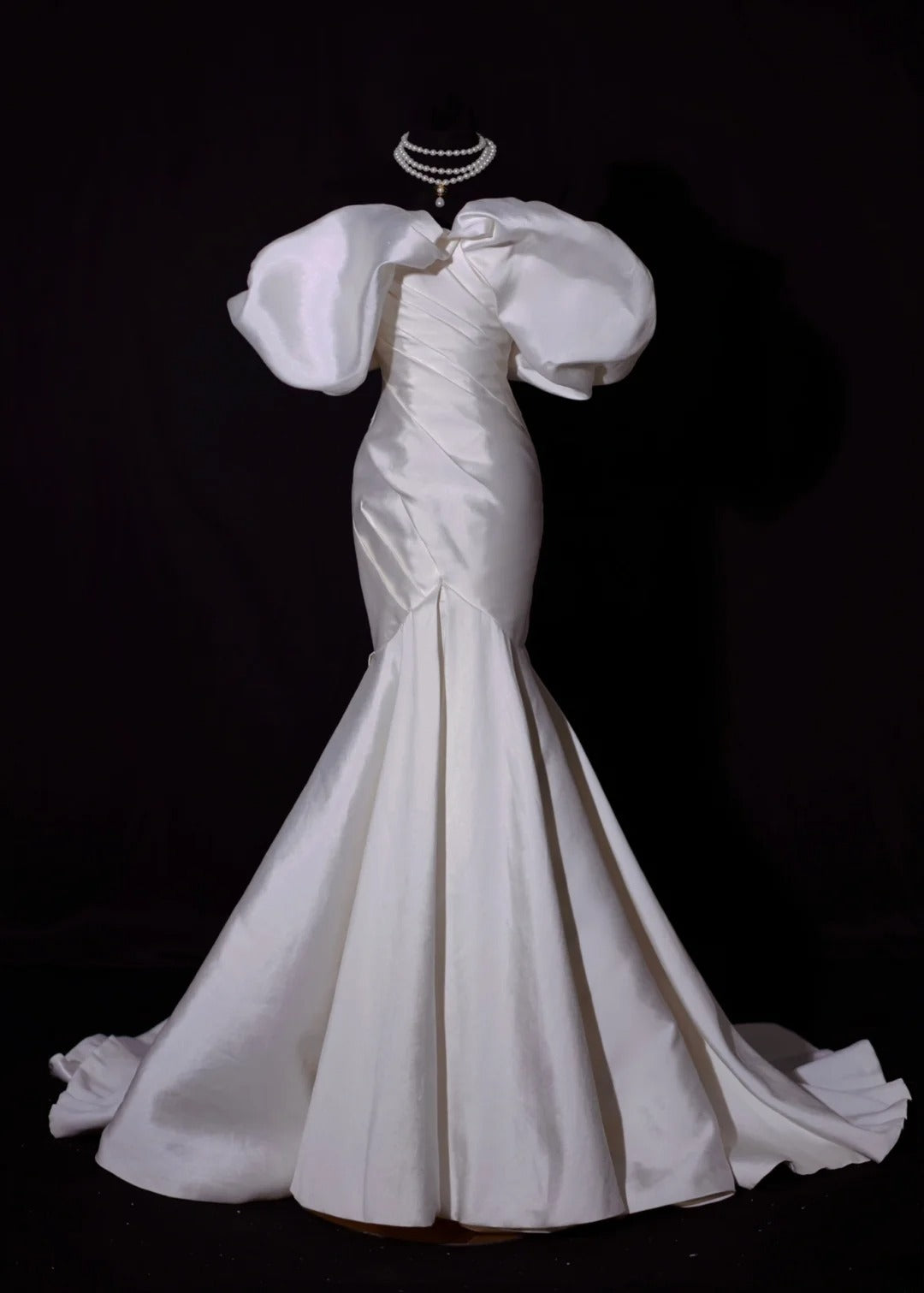 Klassisches langes Brautkleid im Meerjungfrauenstil mit schulterfreiem Ausschnitt, Satin, plissiertem Oberteil und Schleppe, weißes Brautkleid AS451