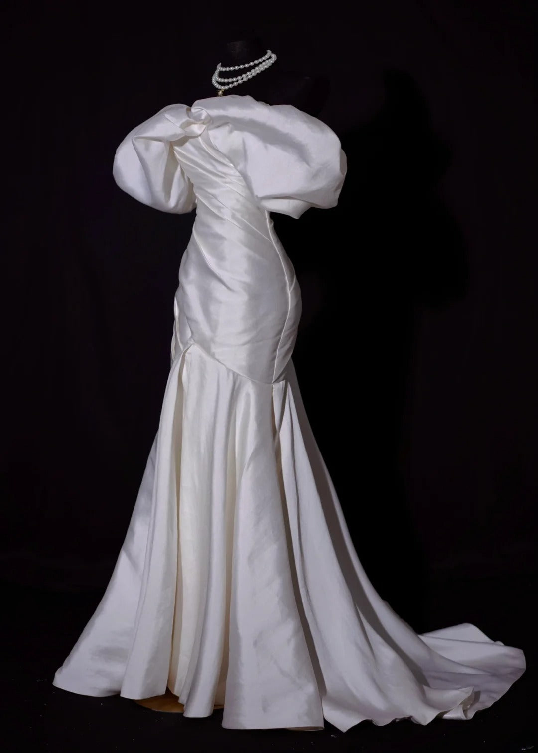 Klassisches langes Brautkleid im Meerjungfrauenstil mit schulterfreiem Ausschnitt, Satin, plissiertem Oberteil und Schleppe, weißes Brautkleid AS451