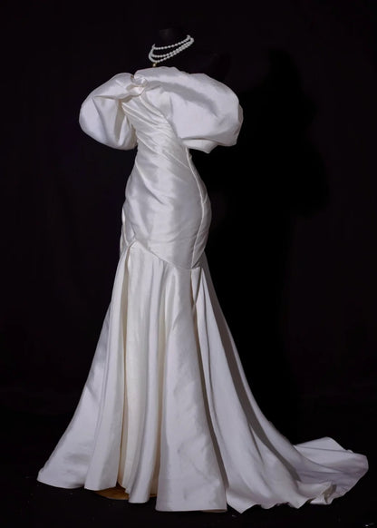 Klassisches langes Brautkleid im Meerjungfrauenstil mit schulterfreiem Ausschnitt, Satin, plissiertem Oberteil und Schleppe, weißes Brautkleid AS451