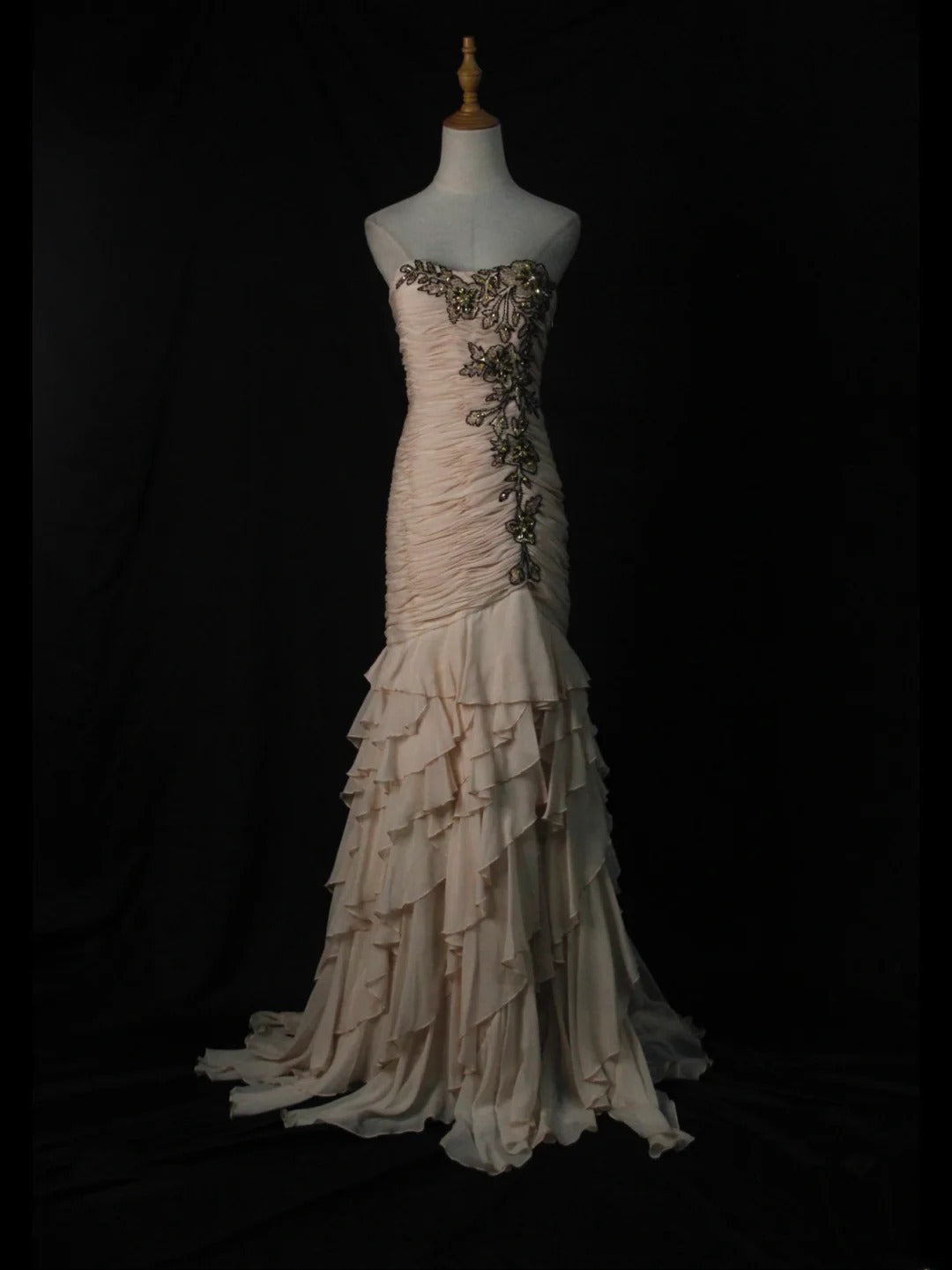 Vintage Meerjungfrauen-Kleid aus champagnerfarbenem Chiffon im Stil der 1950er Jahre mit Rüschenoberteil und Herzausschnitt – Inspiration für ein langes Ballkleid zum 18. Geburtstag (AS453)